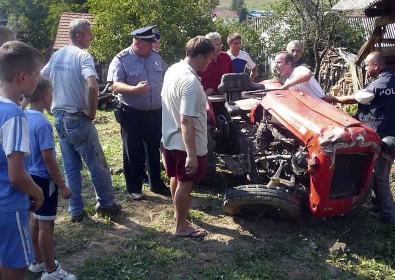 Žena poginula u prevrtanju traktora