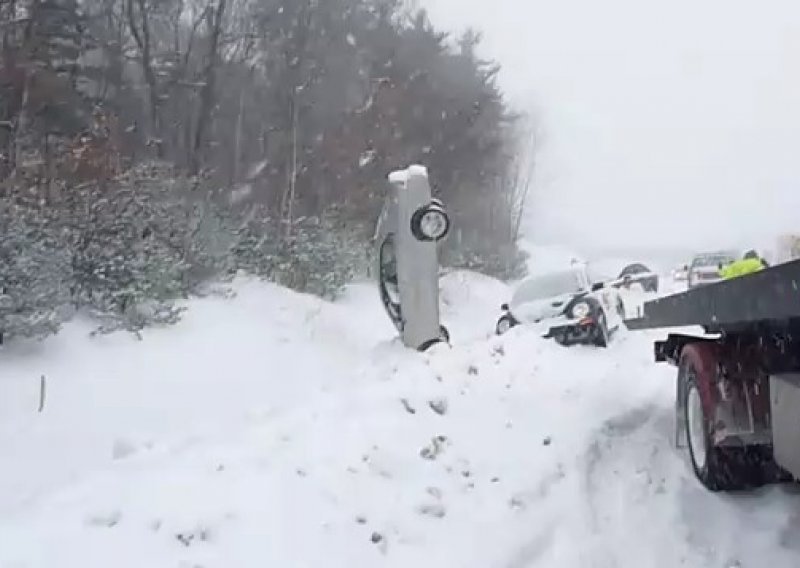 Auto završio okomito zabijen u snijeg