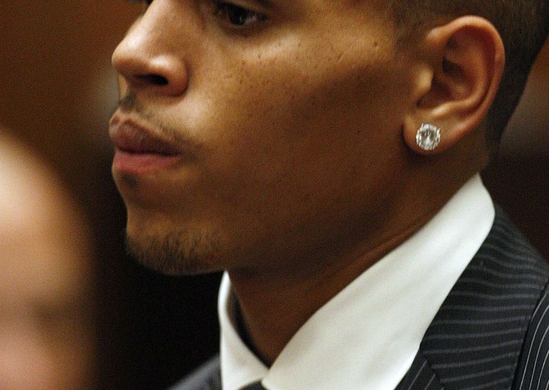 Nasilnik Chris Brown slavio uvjetnu s hrpom cura