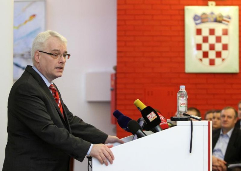 Oporba traži od Josipovića: Hitno sazovite sjednicu Vlade!