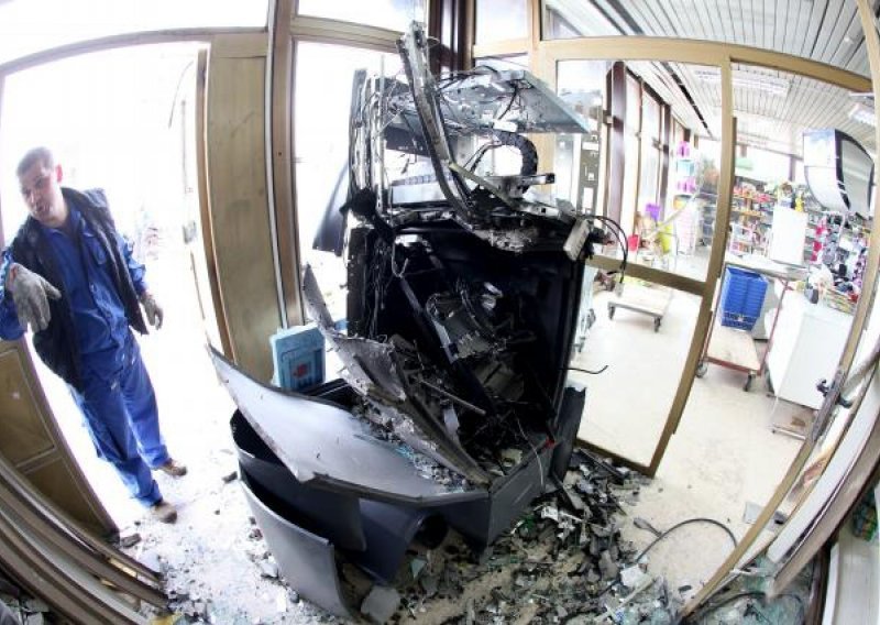 U gotovo nečujnoj eksploziji uništen bankomat