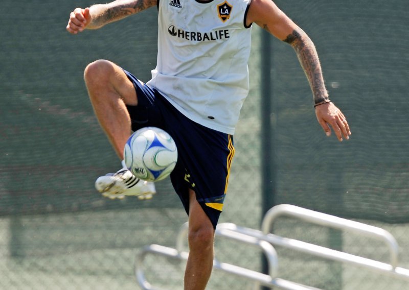 David Beckham istetovirao narukvicu od ruža