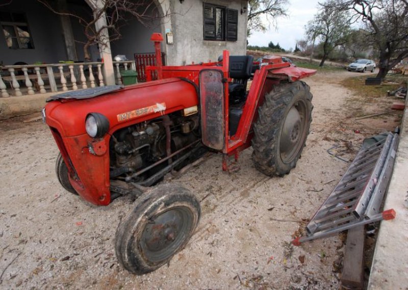 Oduzimaju mu traktor jer nije vratio uniformu JNA