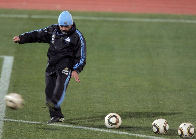 Maradona: Lopta je kriva za dosadan nogomet