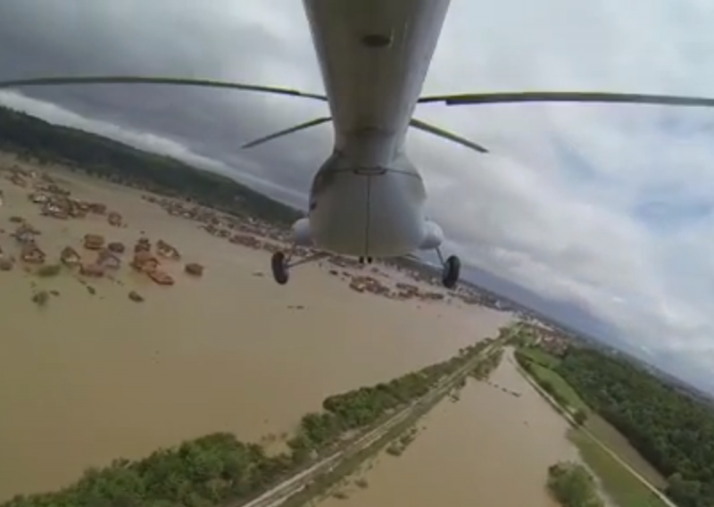 Helikopteri i dalje 'krpaju' rupu na nasipu kod Orašja