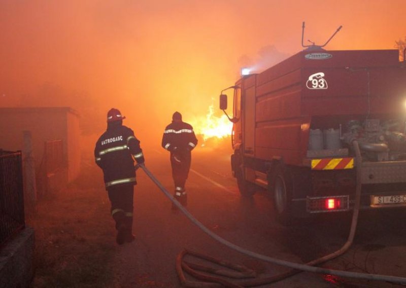 Vatrogasci s kontinenta i vojska u borbi protiv buktinje