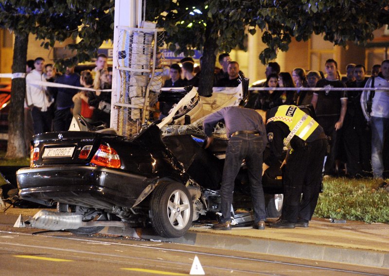 BMW-om u stup, poginula dvojica mladića