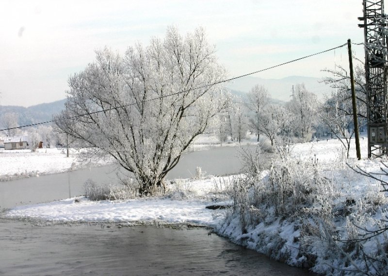 Na Zavižanu –3, u Delnicama 6 cm snijega