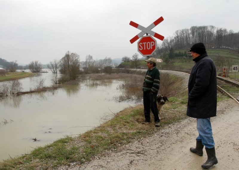 Zbog bujica se odronili kolosijeci na dvije pruge