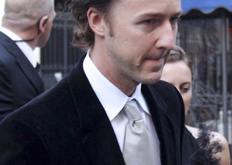 Edward Norton nasrnuo na paparazza