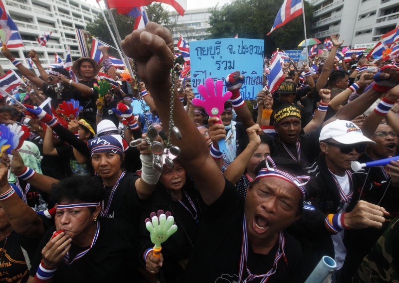 Tajlanđani paralizirali nekoliko ministarstava