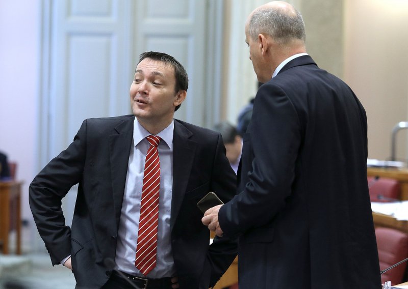 Bauk pitao HDZ i Vladu je li poklič 'Za dom spremni' zakonit