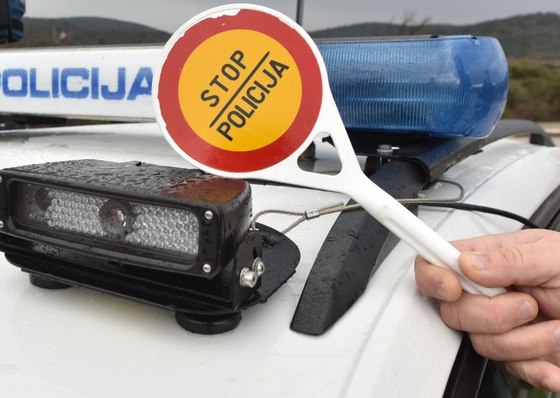 Mora li vam policajac uručiti kaznu za prometni prekršaj na licu mjesta?
