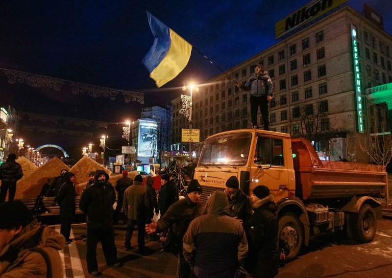 Ukrajinski prosvjednici napustili gradsku vijećnicu