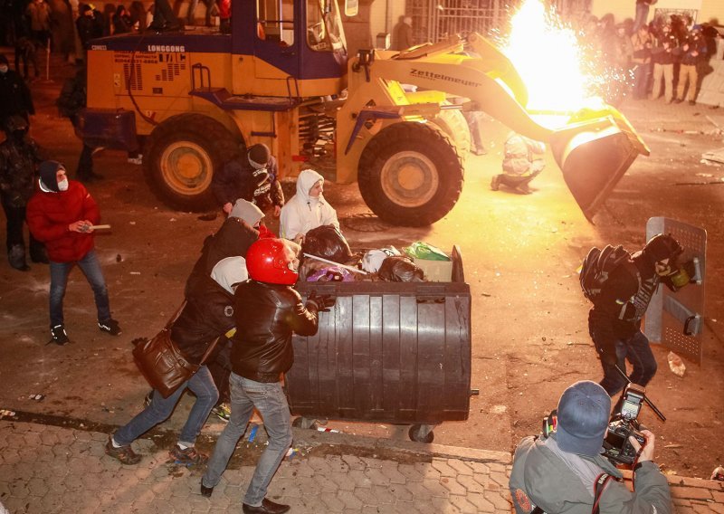 Užas u Kijevu, oporba tvrdi da je troje mrtvih