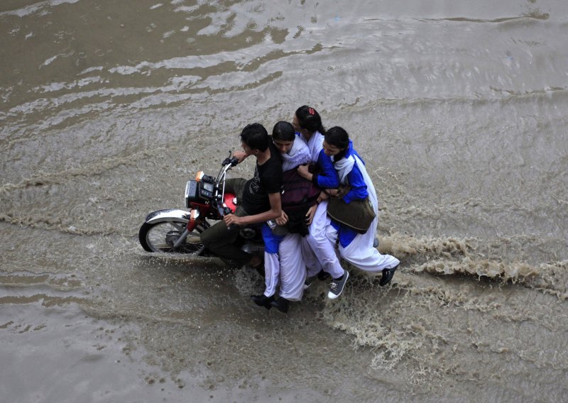 U poplavama najmanje 78 mrtvih
