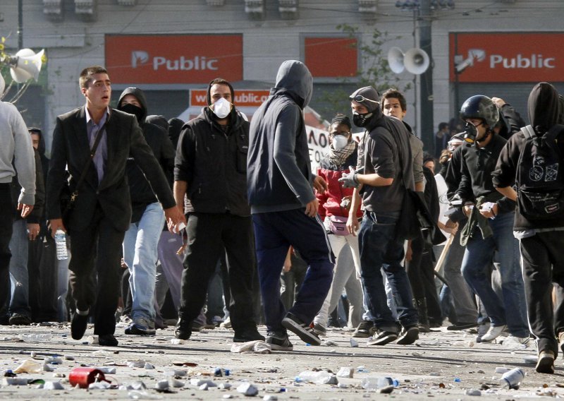 Prosvjednici u Ateni sukobili se jedni s drugima