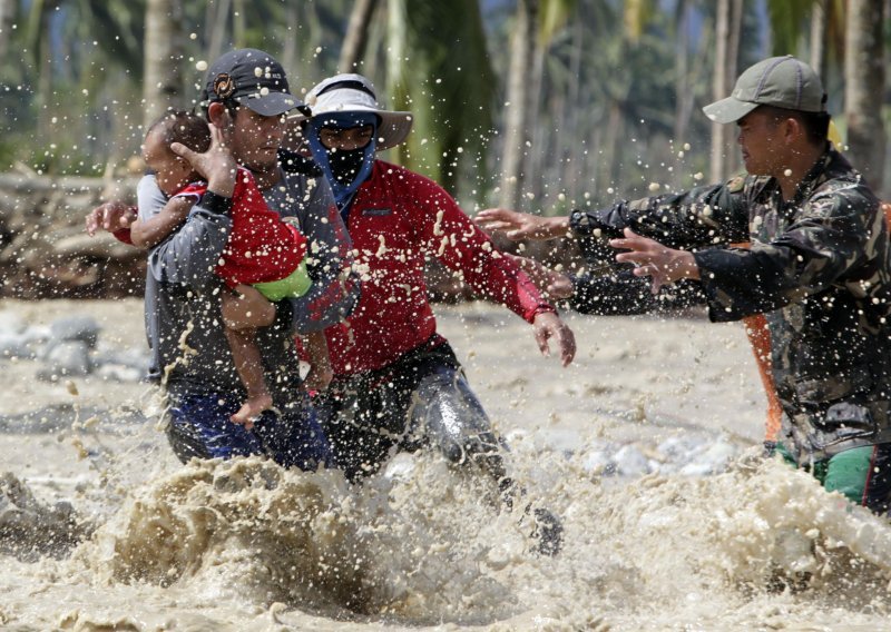 Tajfun usmrtio najmanje 475 ljudi na Filipinima