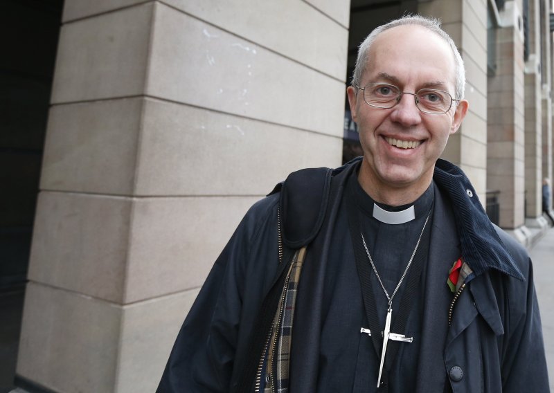Novi anglikanski primas jednom rukom drži Bibliju, a drugom Financial Times