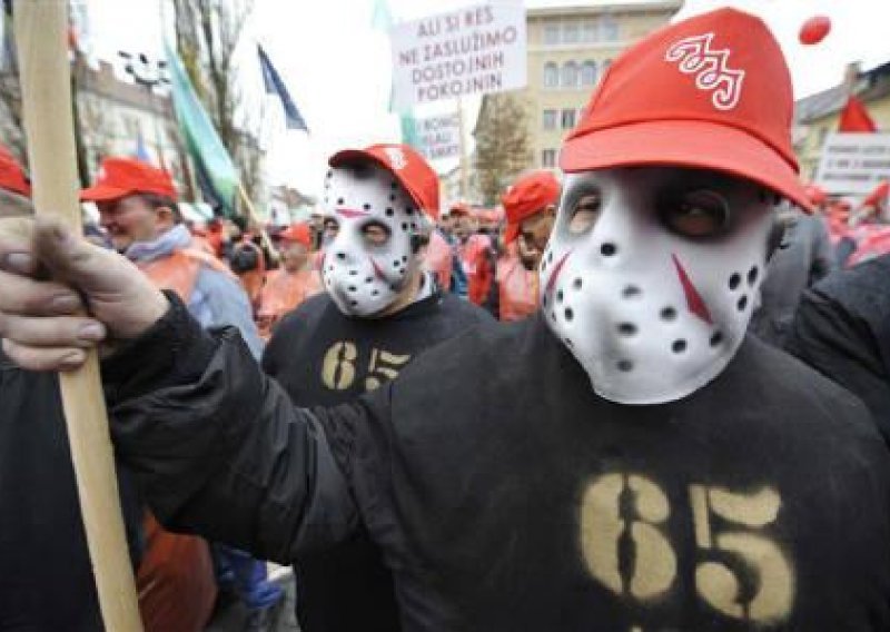 Opći kolaps u Sloveniji; zastoj na granici s RH