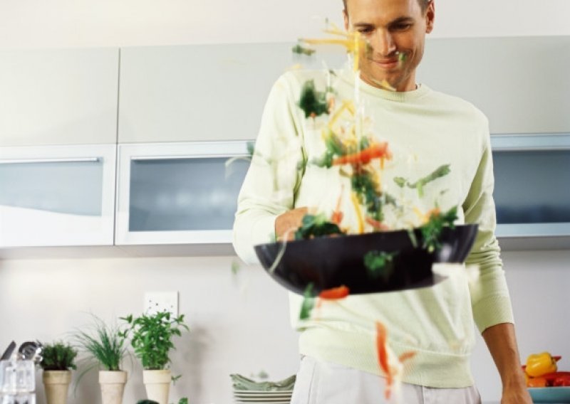 Muškarci više vremena provode u kuhinji