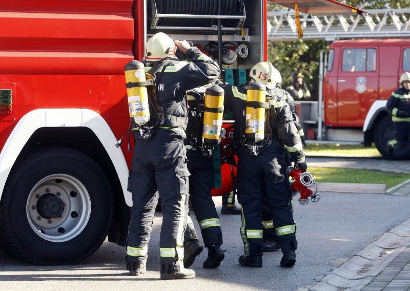Zagrebački vatrogasci tijelima čestitali Božić