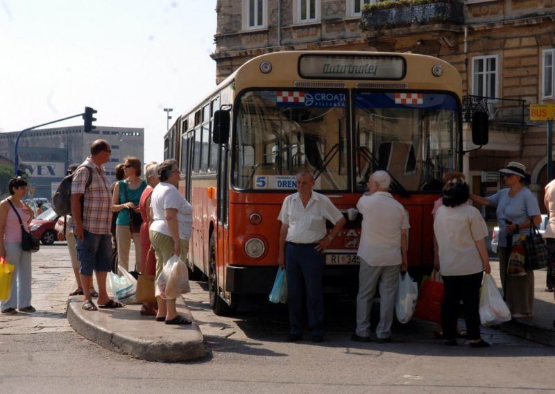 HDZ-ovca smjenjuju zbog pipkanja u busu