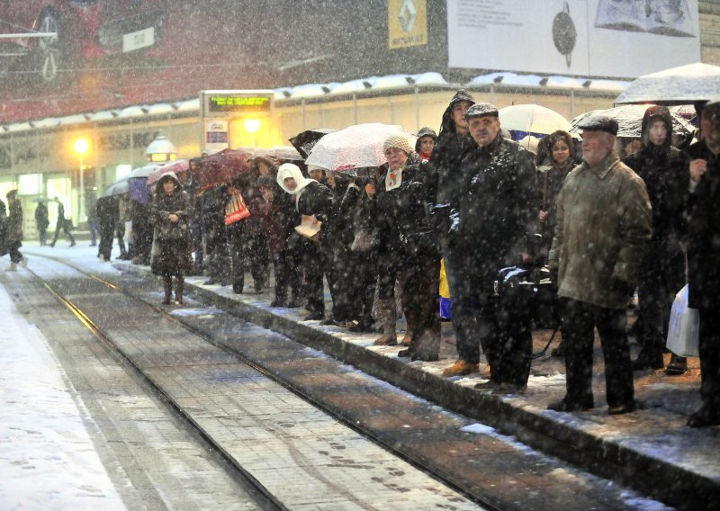 Tramvaji usporeni, 16 autobusnih linija prekinuto