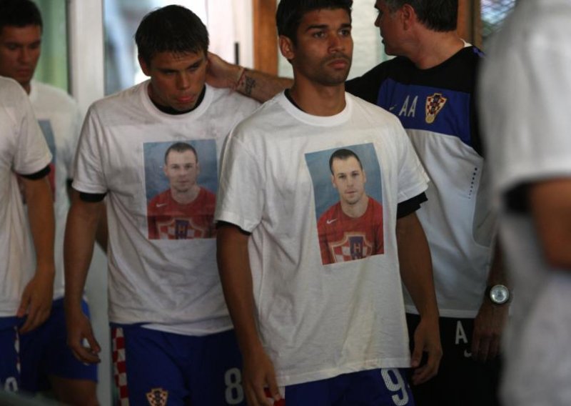 Bilić boysi na teren u majicama s likom Gabrića