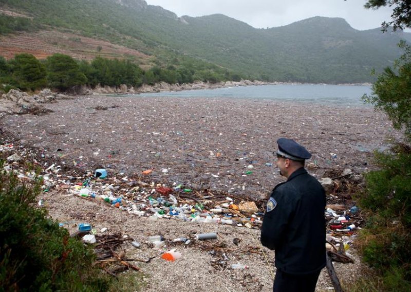 Tone smeća plutaju oko Mljeta