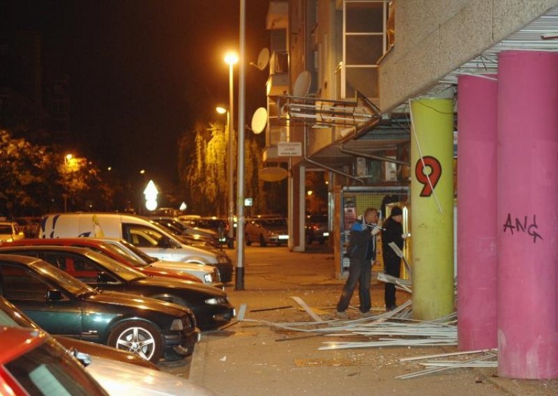 Eksplozivom pljačkali bankomat i oštetili šest automobila