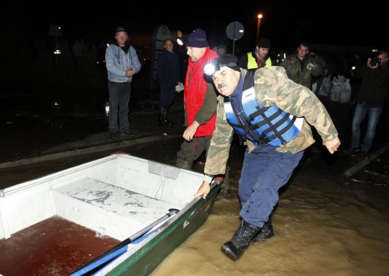 Bujica poplavila stotinjak kuća