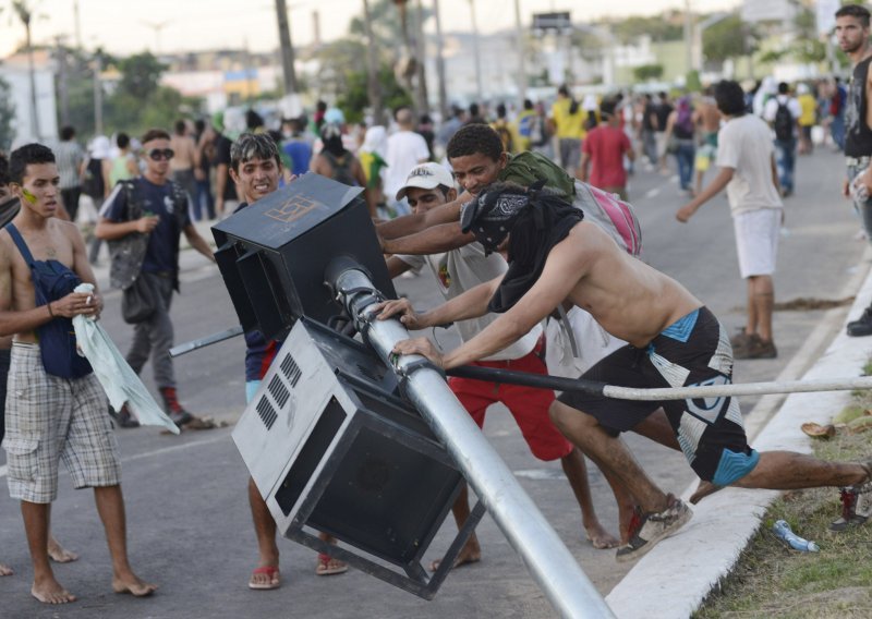 Žestoki sukobi prosvjednika i policajaca u Brazilu