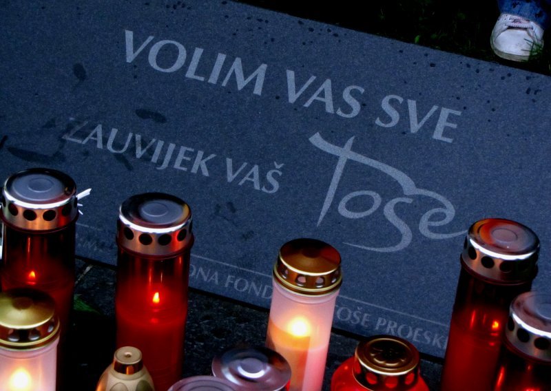 Otkriveno spomen-obilježje Toši Proeskom