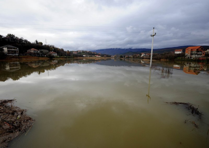 Poplavljeni i Gračac, Knin i Kosinj, raste vodostaj Save