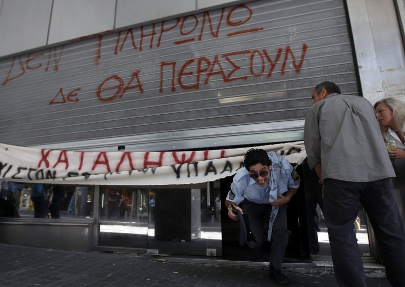 Bijesni Grci blokirali ulaze u ministarstva