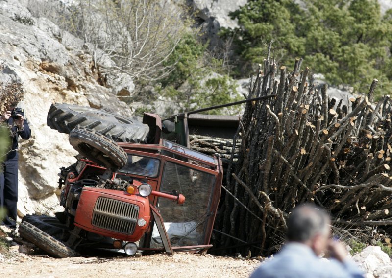 Starca pregazio traktor dok ga je pokušavao ugasiti