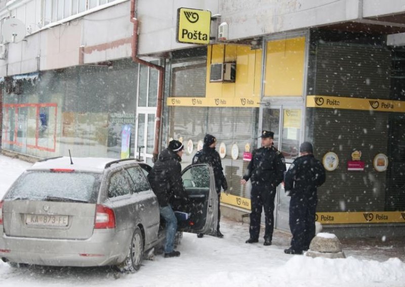 Oružana pljačka pošte u Karlovcu