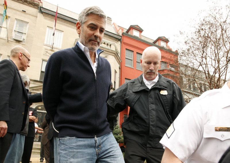 George Clooney uhapšen i odveden u lisicama