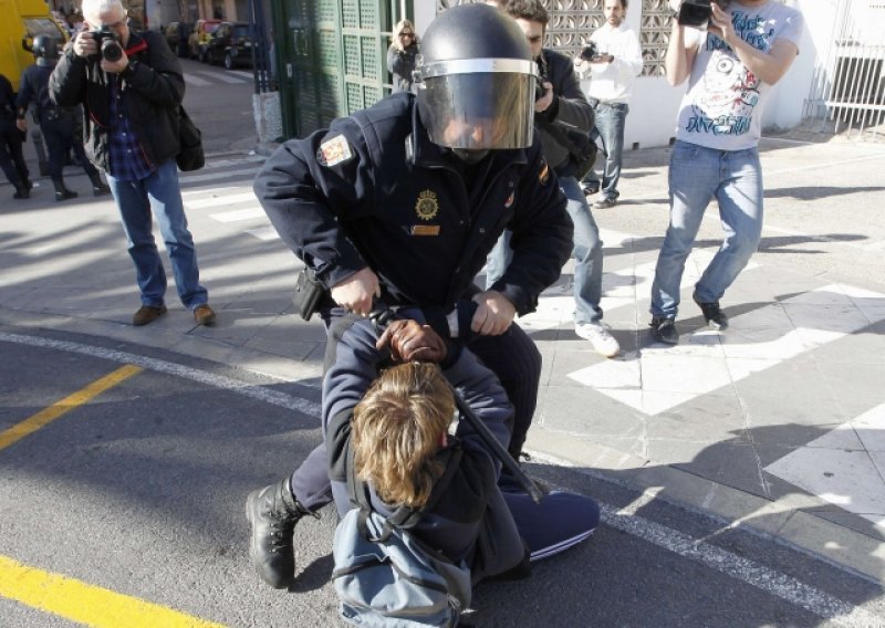 Pogledajte brutalni obračun španjolske policije sa studentima