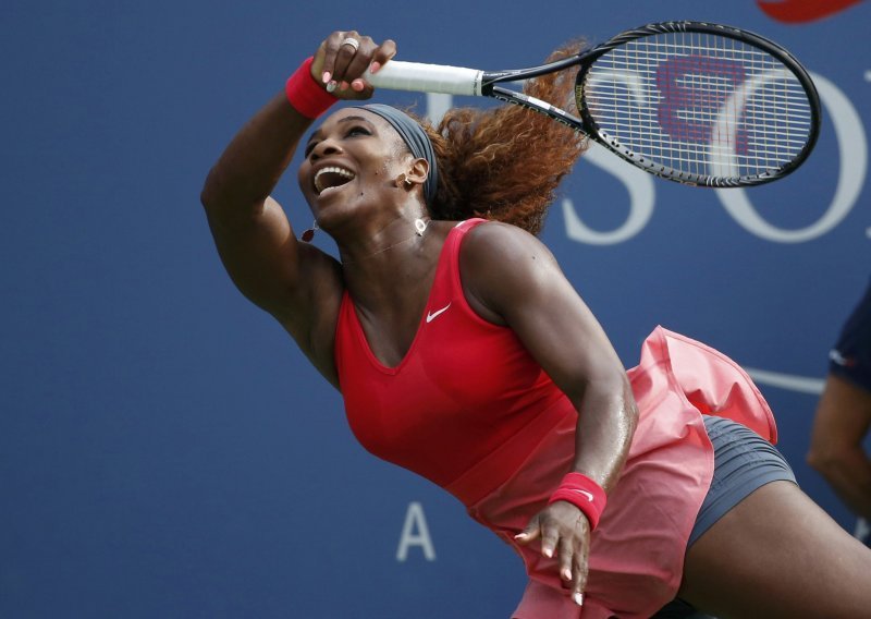 Serena na US Openu izaziva u prekratkoj crvenoj haljinici