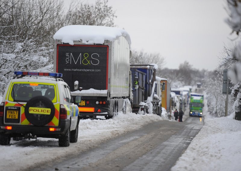 Snijeg uzrokovao prometni kolaps diljem Europe