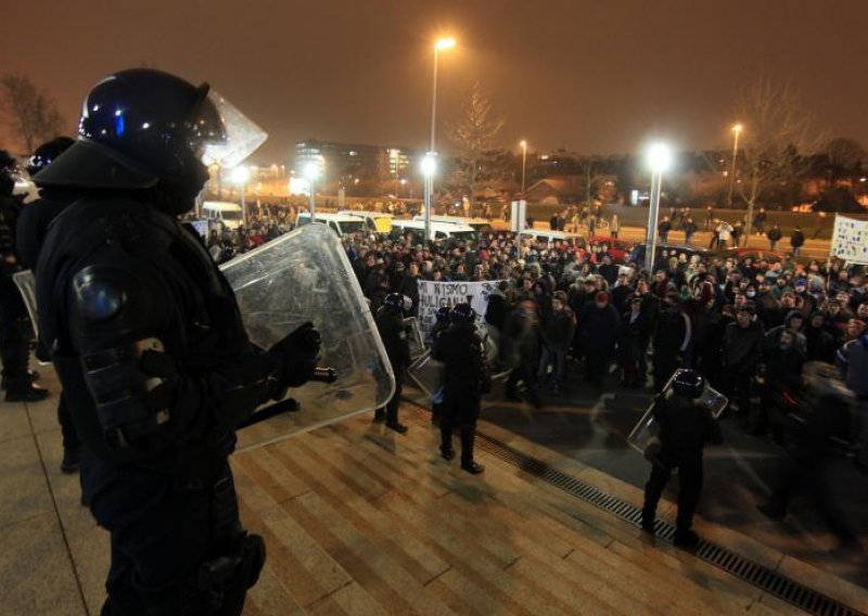 Prosvjednici izvozali policiju po Zagrebu