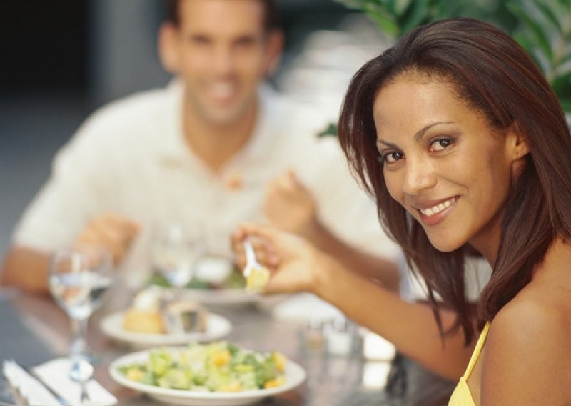 Žene jedu manje kad su u muškom društvu