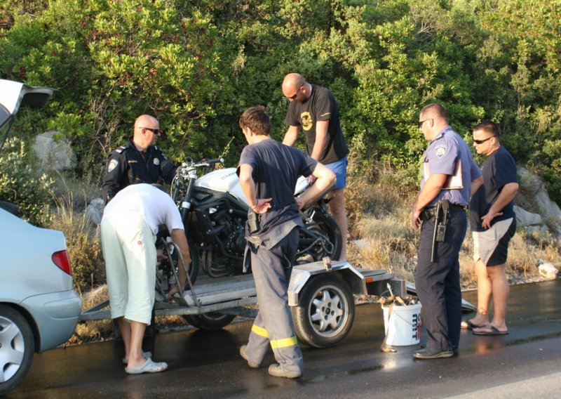 Par na motoru ozlijeđen u sudaru s kamperom