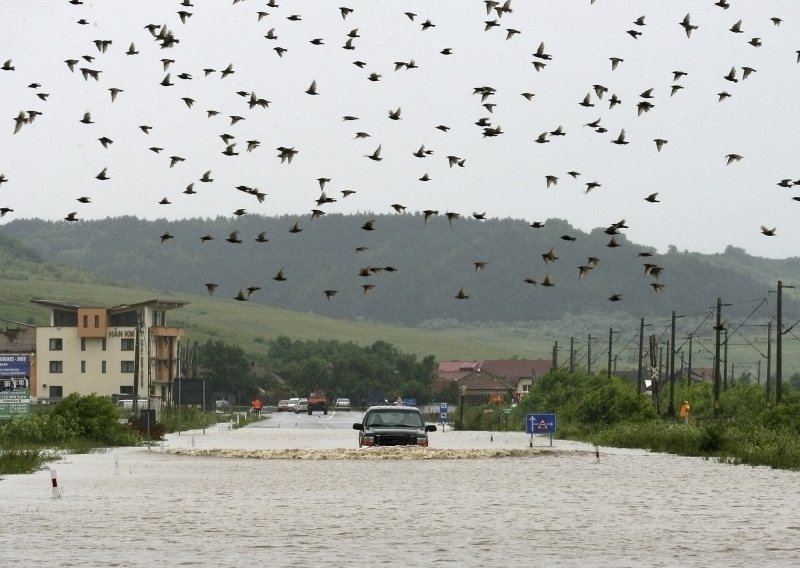 U poplavama 16 mrtvih, devet nestalih
