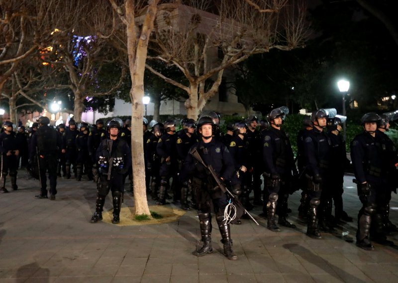 Prosvjednici prisilili Berkeley da otkaže govor ultradesničara