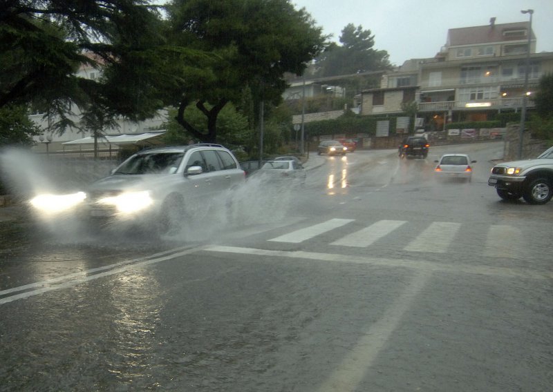 Mokre ceste u većem dijelu zemlje