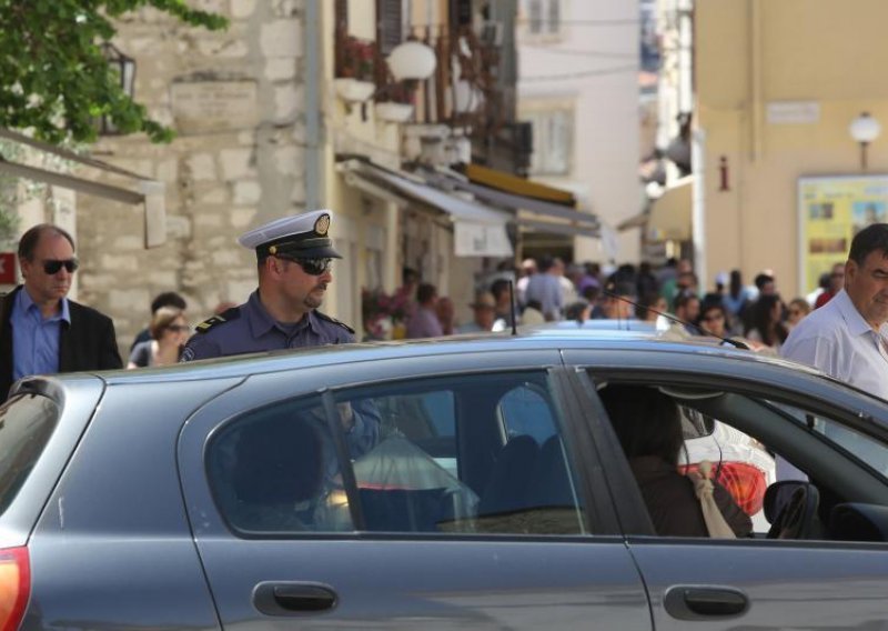 Ogorčeni stanari blokirali promet, okružio ih kordon policije