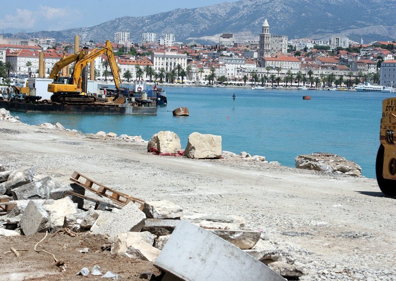 Kerumovi bageri guše turiste